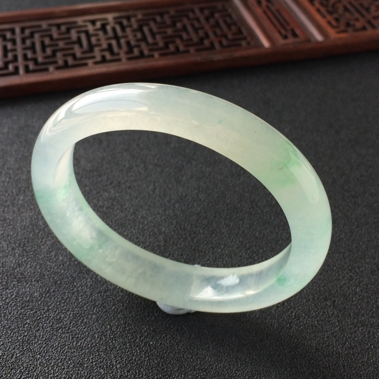 (超值推荐)冰种飘绿花贵妃镯(56.6mm-48.3mm)