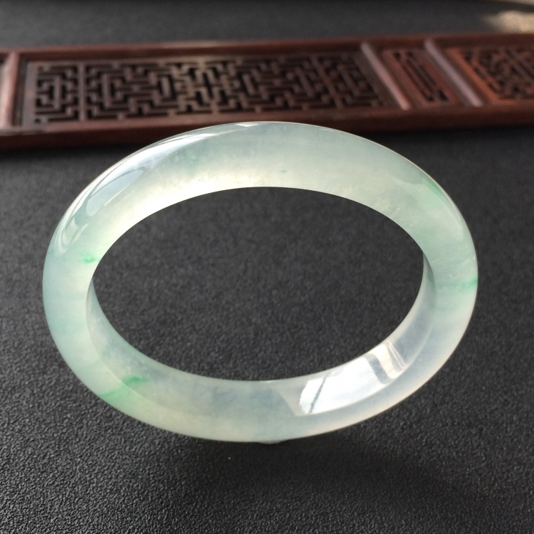 (超值推荐)冰种飘绿花贵妃镯(56.6mm-48.3mm)