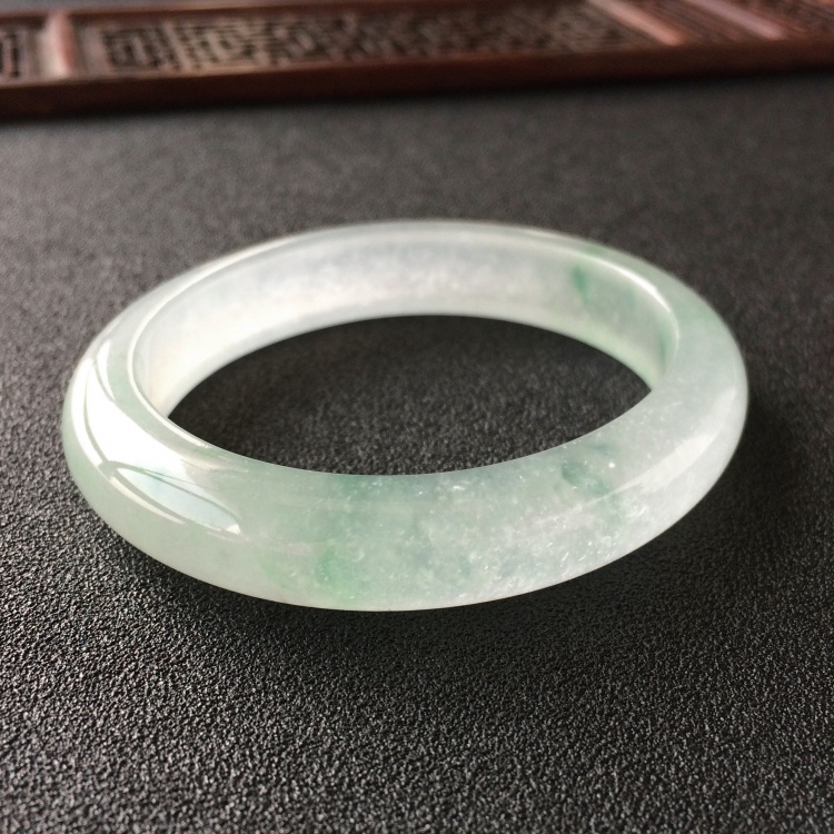 (超值推荐)冰种飘绿花贵妃镯(56.6mm-48.3mm)