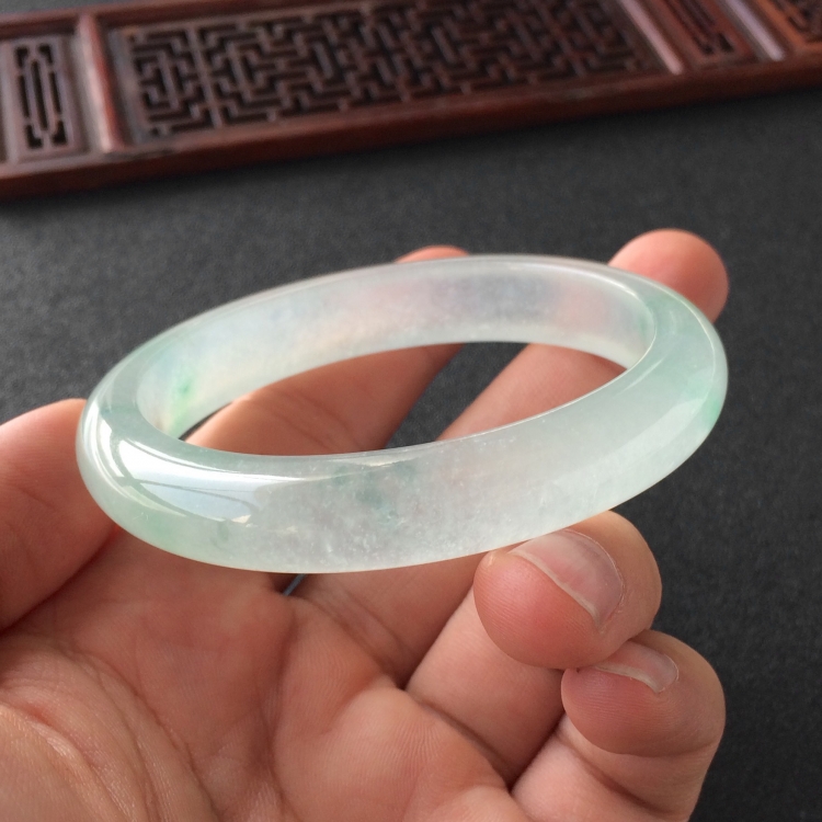 (超值推荐)冰种飘绿花贵妃镯(56.6mm-48.3mm)