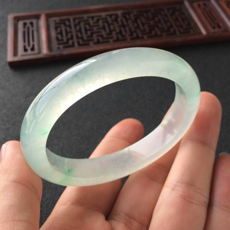 (超值推荐)冰种飘绿花贵妃镯(56.6mm-48.3mm)