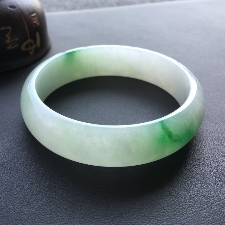 (超值推荐)糯冰种飘绿花手镯(55.7mm)
