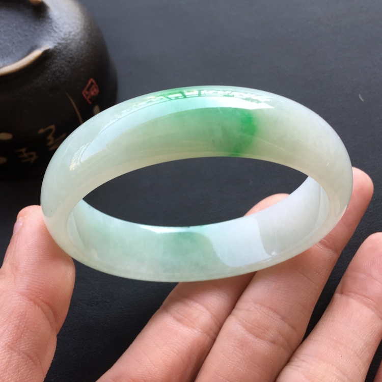 (超值推荐)糯冰种飘绿花手镯(55.7mm)