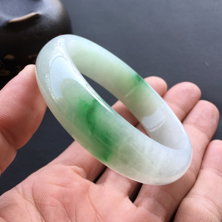 (超值推荐)糯冰种飘绿花手镯(55.7mm)