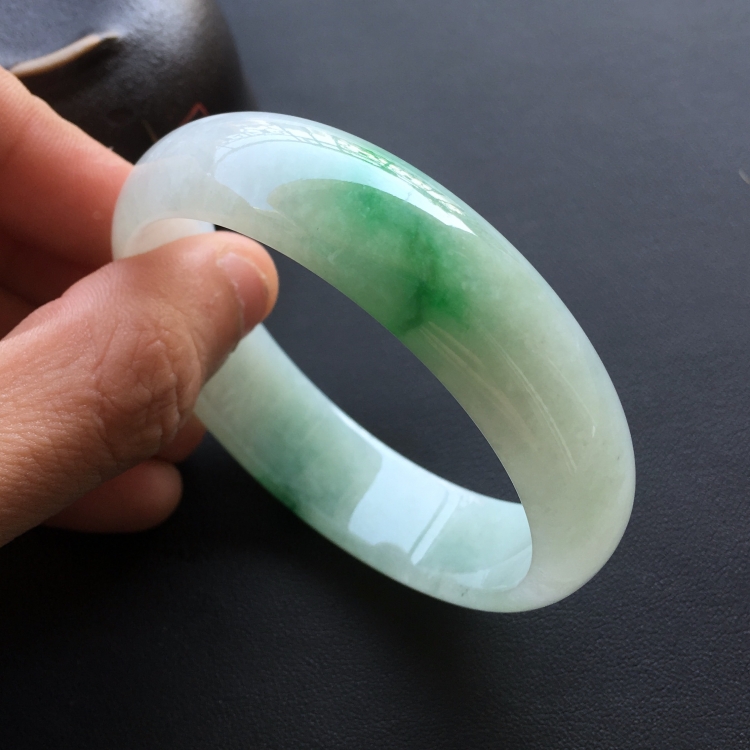 (超值推荐)糯冰种飘绿花手镯(55.7mm)