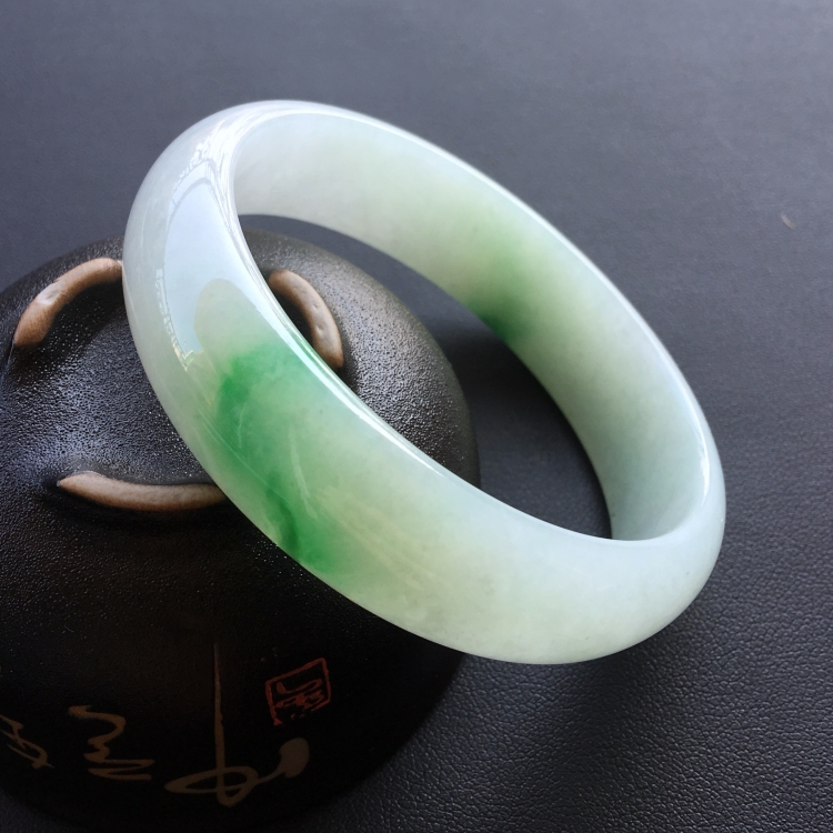 (超值推荐)糯冰种飘绿花手镯(55.7mm)