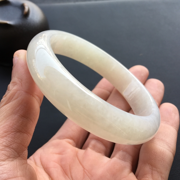 (超值推荐)糯冰种淡晴水手镯(63.2mm)