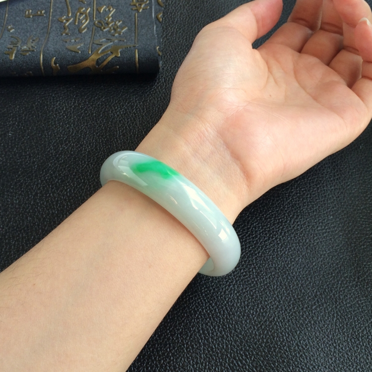 (超值推荐)糯冰种飘翠手镯(56.7mm)