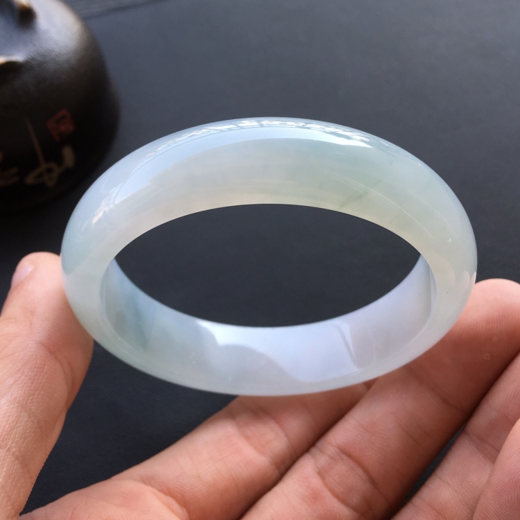 (超值推荐)糯冰种淡晴水手镯(54.1mm)
