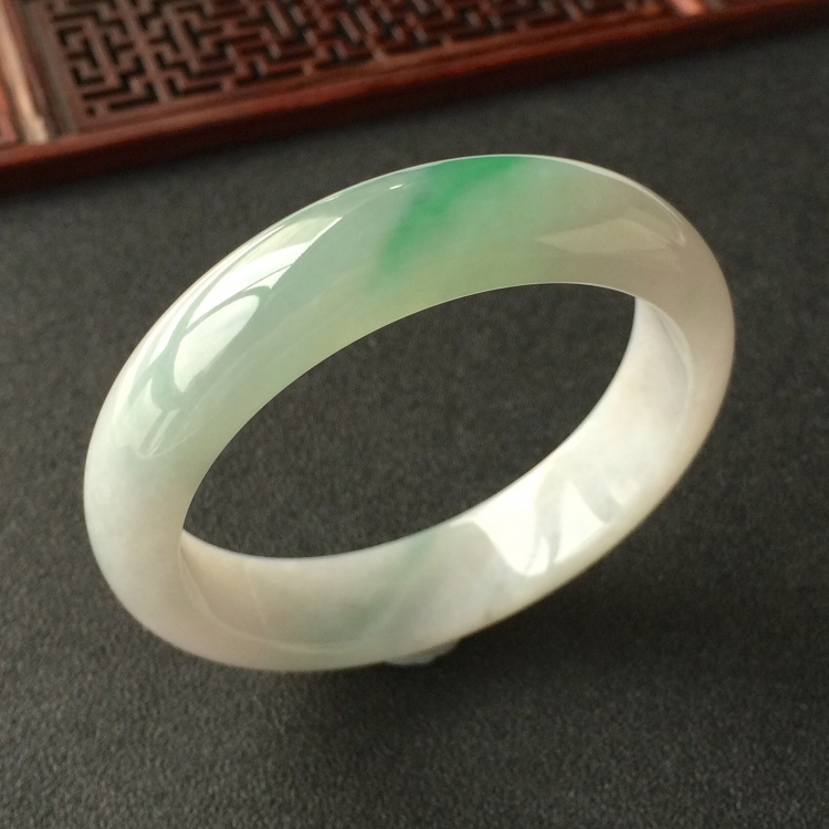(超值推荐)糯冰种飘翠手镯(56.3mm)