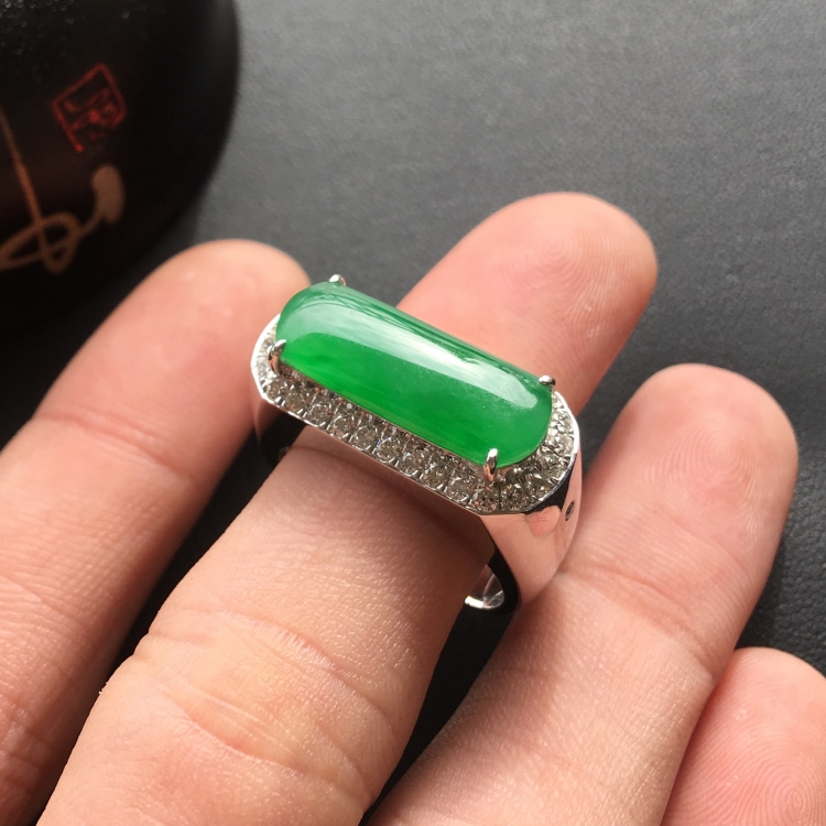 (超值推荐)糯冰种翠色镶白金钻石马鞍戒指
