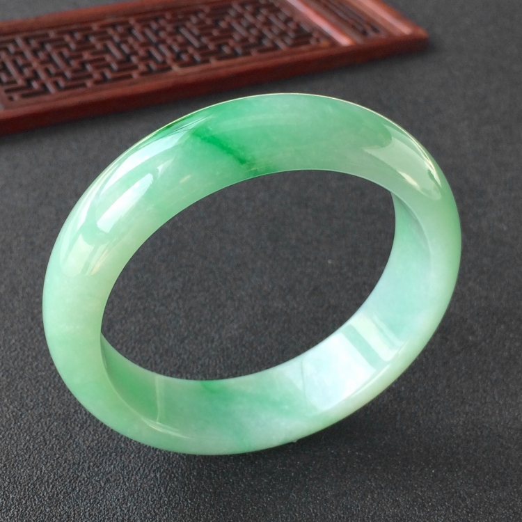 (超值推荐)糯冰种飘翠手镯(56.6mm)