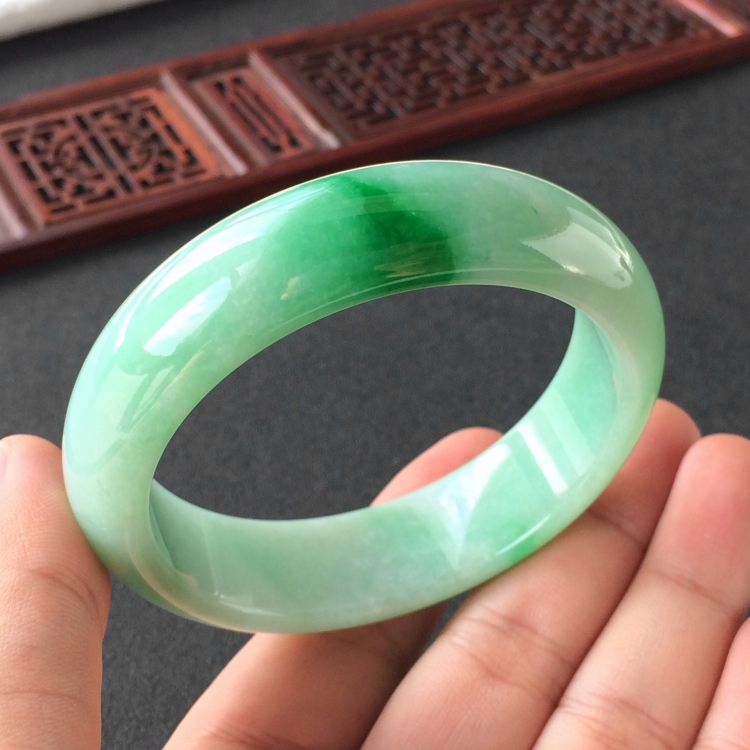 (超值推荐)糯冰种飘翠手镯(56.6mm)