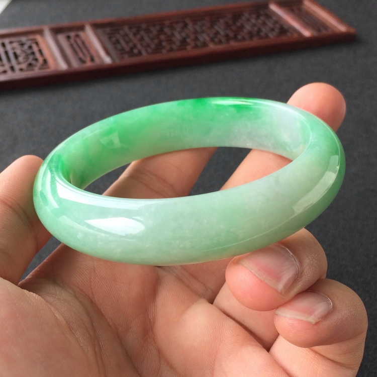 (超值推荐)糯冰种飘翠手镯(57.4mm)