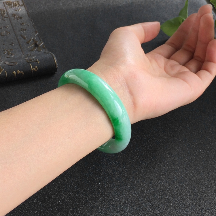 (超值推荐)糯冰种飘翠手镯(57.4mm)