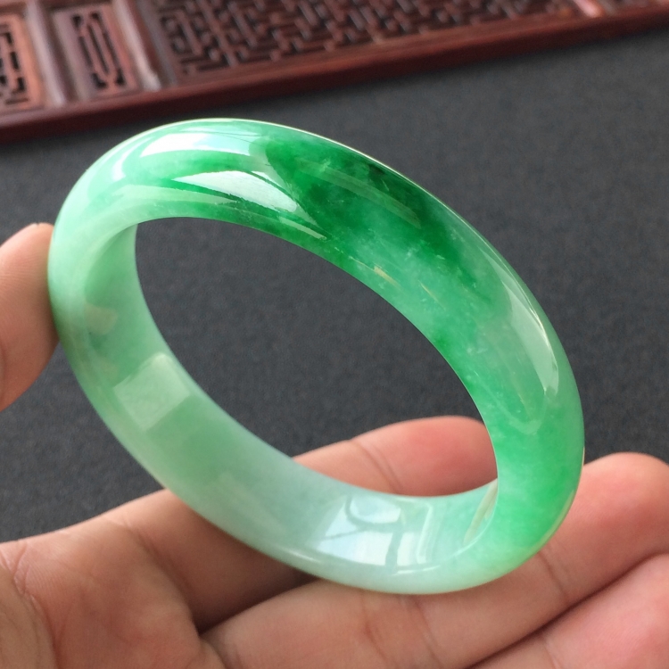 (超值推荐)糯冰种飘翠手镯(56.8mm)