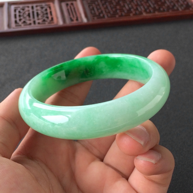 (超值推荐)糯冰种飘翠手镯(56.8mm)