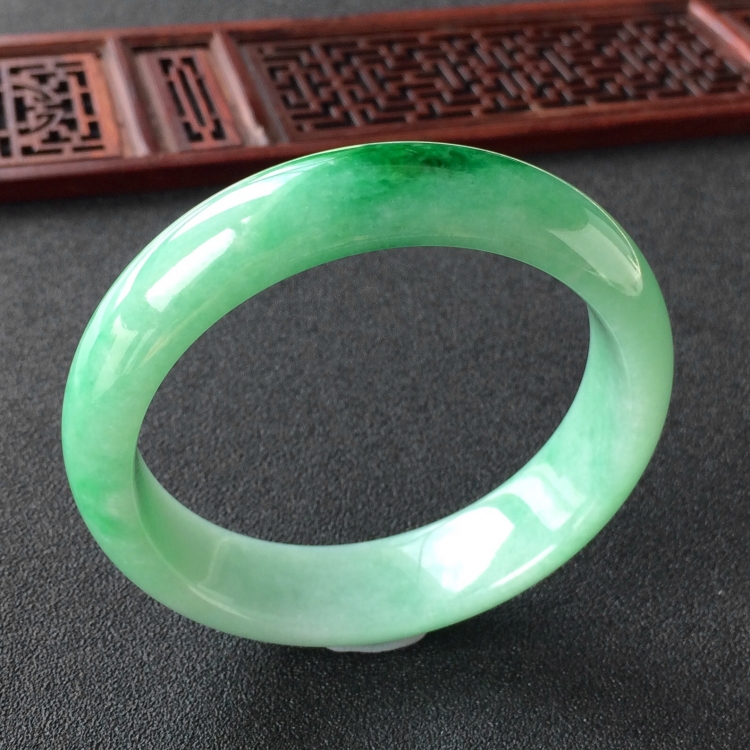 (超值推荐)糯冰种飘翠手镯(56.8mm)
