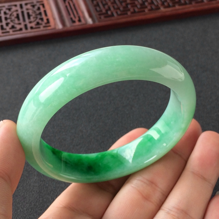 (超值推荐)糯冰种飘翠手镯(56.8mm)