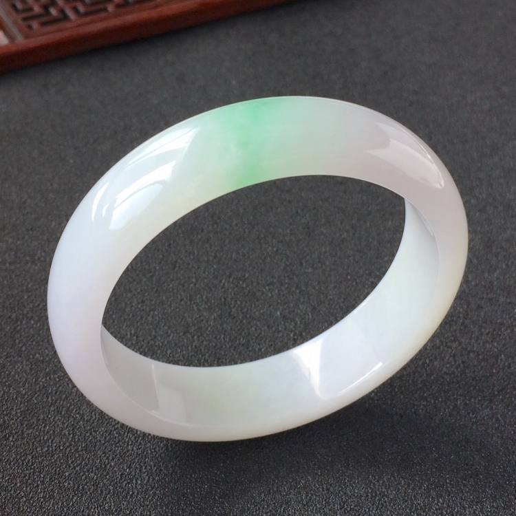 (超值推荐)糯冰种略飘翠手镯(52.3mm)