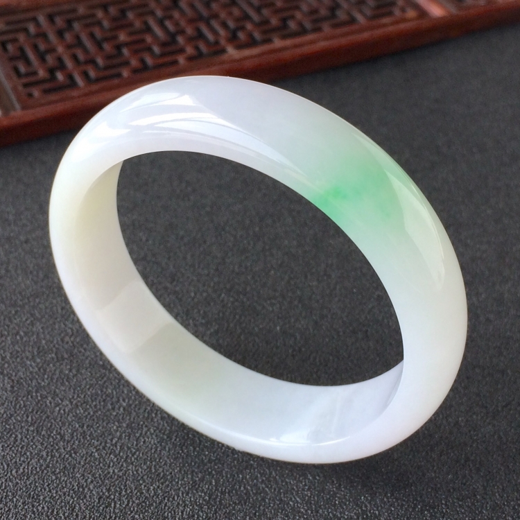 (超值推荐)糯冰种略飘翠手镯(52.3mm)