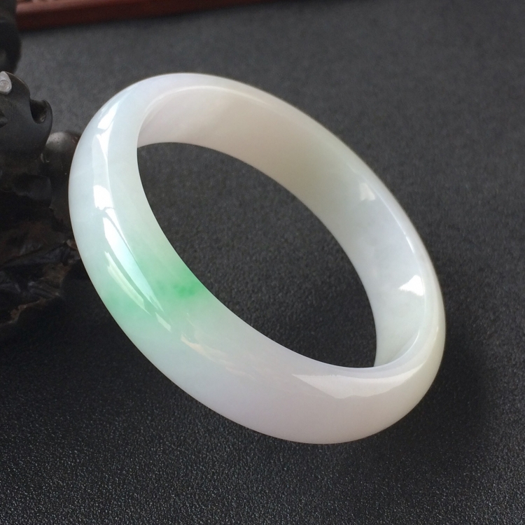 (超值推荐)糯冰种略飘翠手镯(52.3mm)