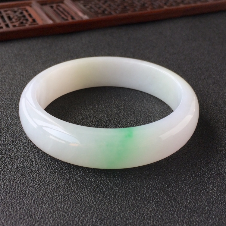 (超值推荐)糯冰种略飘翠手镯(52.3mm)