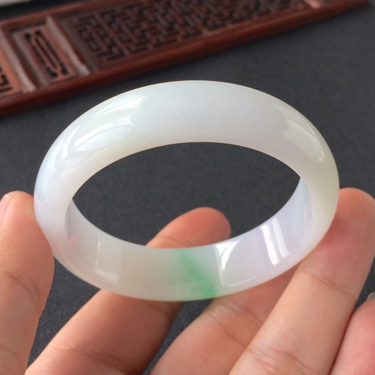 (超值推荐)糯冰种略飘翠手镯(52.3mm)