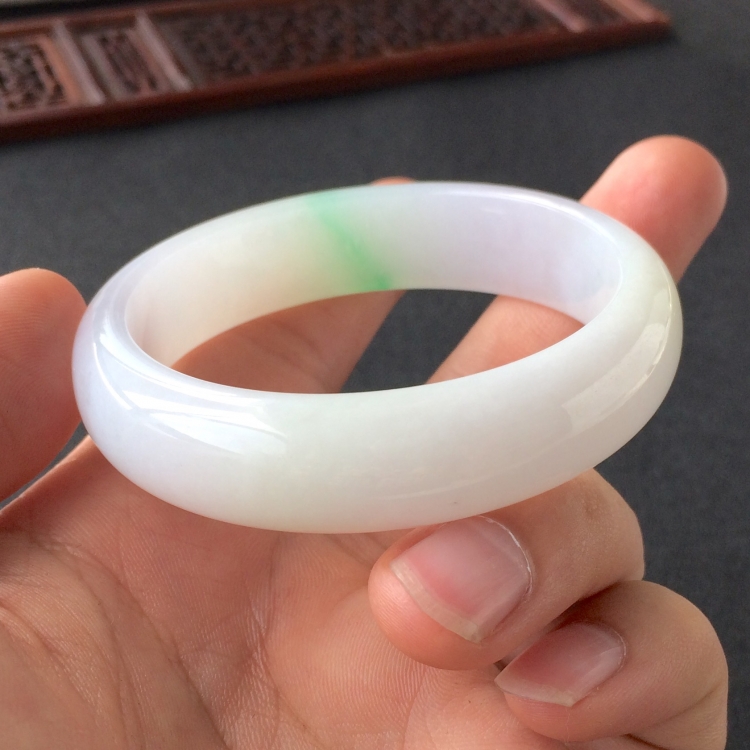 (超值推荐)糯冰种略飘翠手镯(52.3mm)