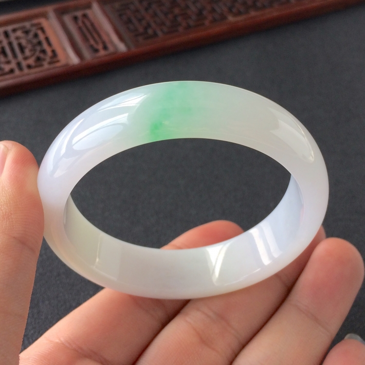 (超值推荐)糯冰种略飘翠手镯(52.3mm)