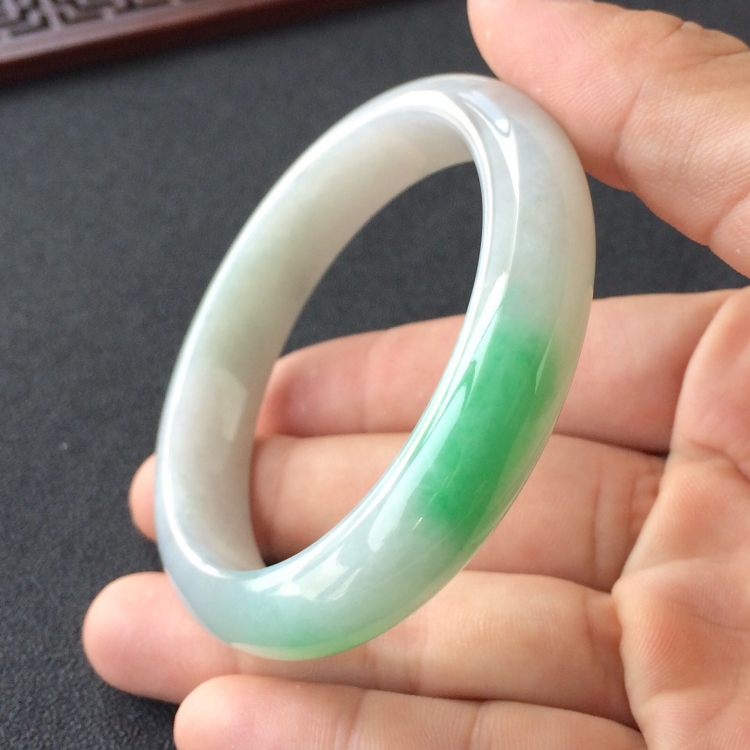 (超值推荐)糯冰种飘翠手镯(57.2mm)