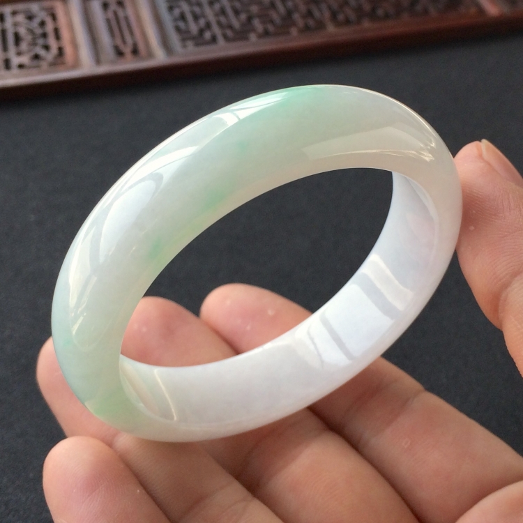 (超值推荐)糯冰种飘翠手镯(52.8mm)