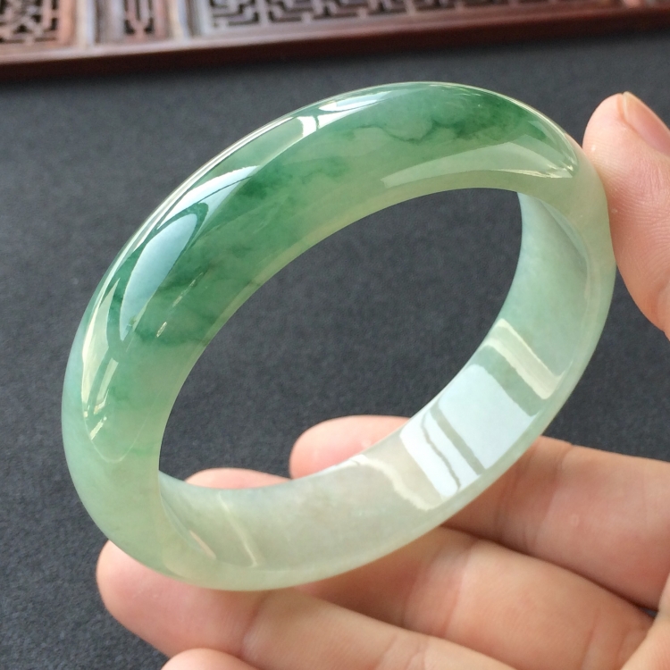 (超值推荐)糯冰种飘花手镯(60.7mm)