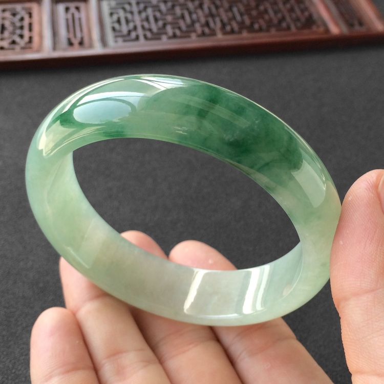 (超值推荐)糯冰种飘花手镯(60.7mm)