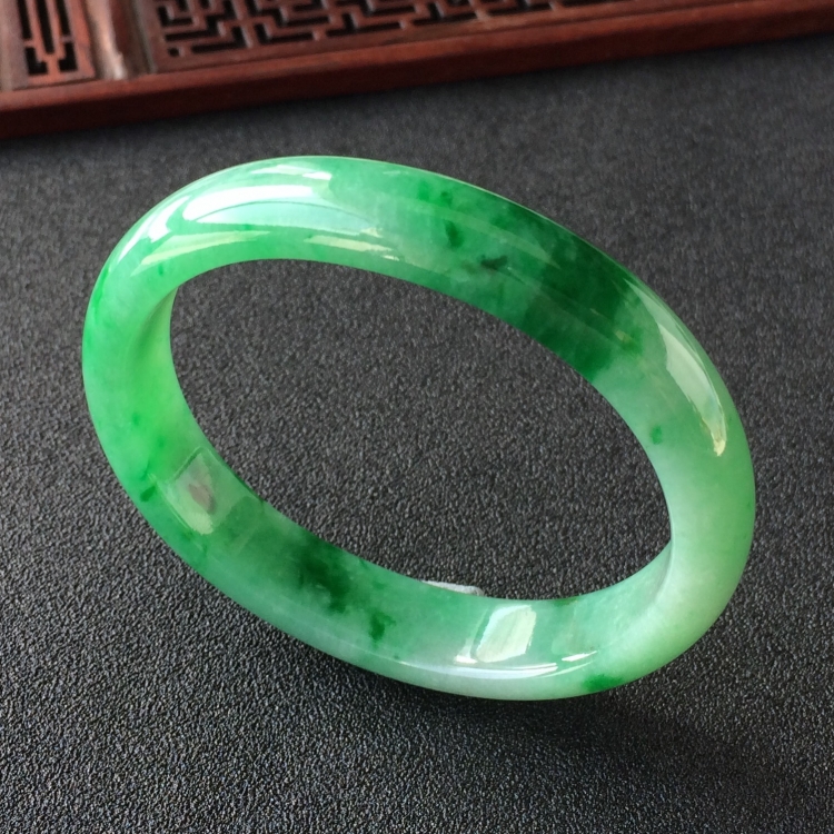 (超值推荐)糯冰种飘翠贵妃镯(55mm-47.6mm)