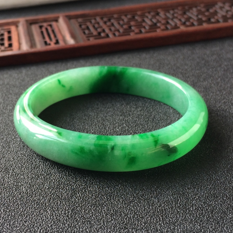 (超值推荐)糯冰种飘翠贵妃镯(55mm-47.6mm)