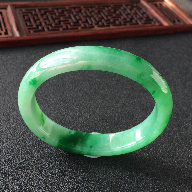 (超值推荐)糯冰种飘翠贵妃镯(55mm-47.6mm)