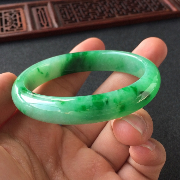 (超值推荐)糯冰种飘翠贵妃镯(55mm-47.6mm)