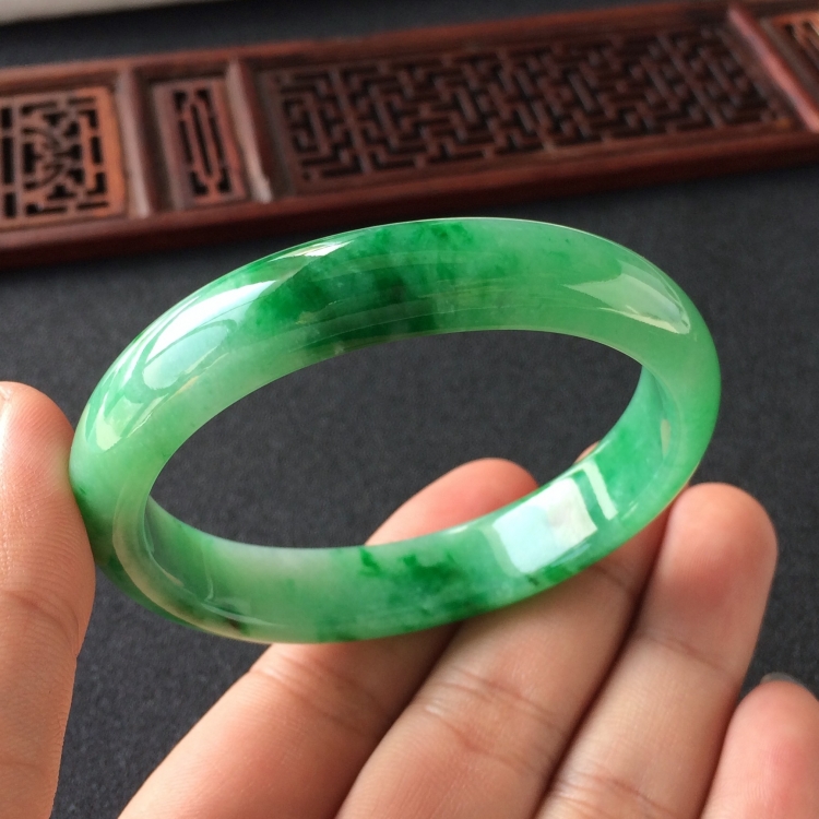 (超值推荐)糯冰种飘翠贵妃镯(55mm-47.6mm)