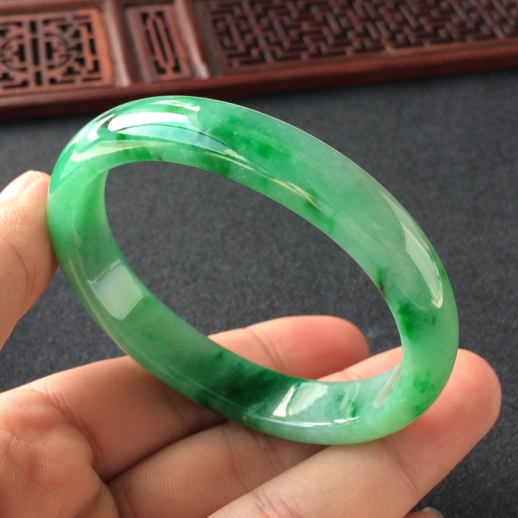 (超值推荐)糯冰种飘翠贵妃镯(55mm-47.6mm)