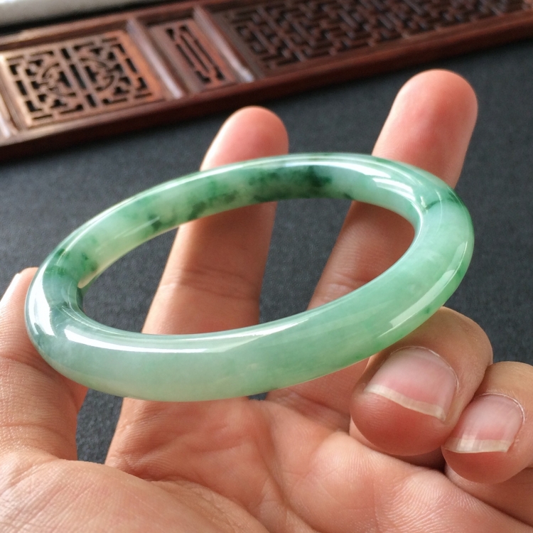 (超值推荐)糯冰种飘花圆条手镯(54mm)