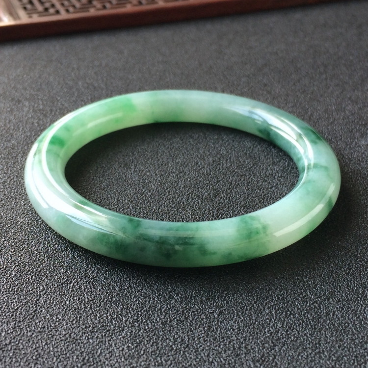 (超值推荐)糯冰种飘花圆条手镯(54mm)