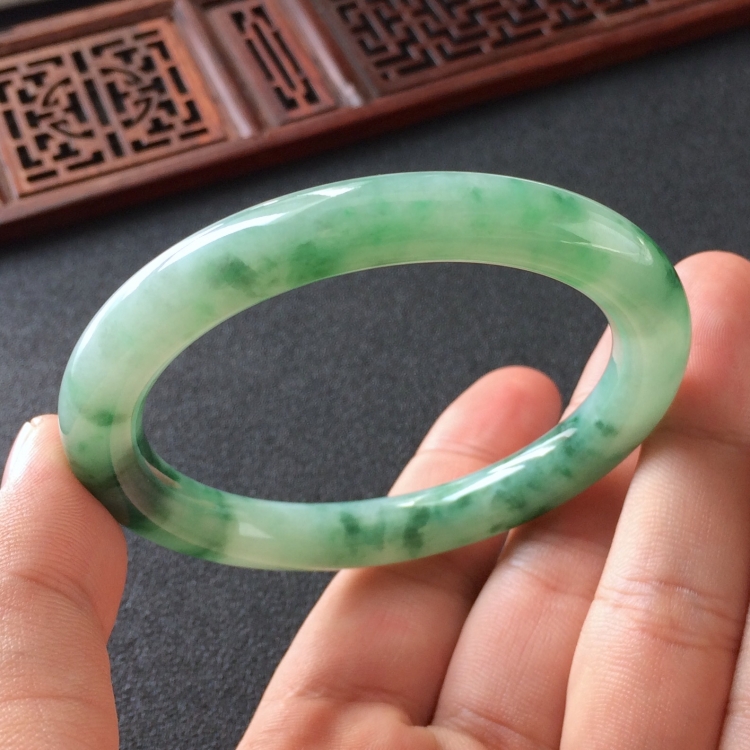 (超值推荐)糯冰种飘花圆条手镯(54mm)