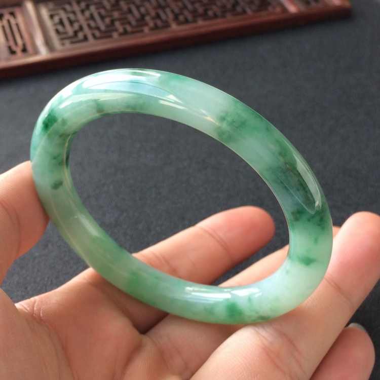(超值推荐)糯冰种飘花圆条手镯(54mm)