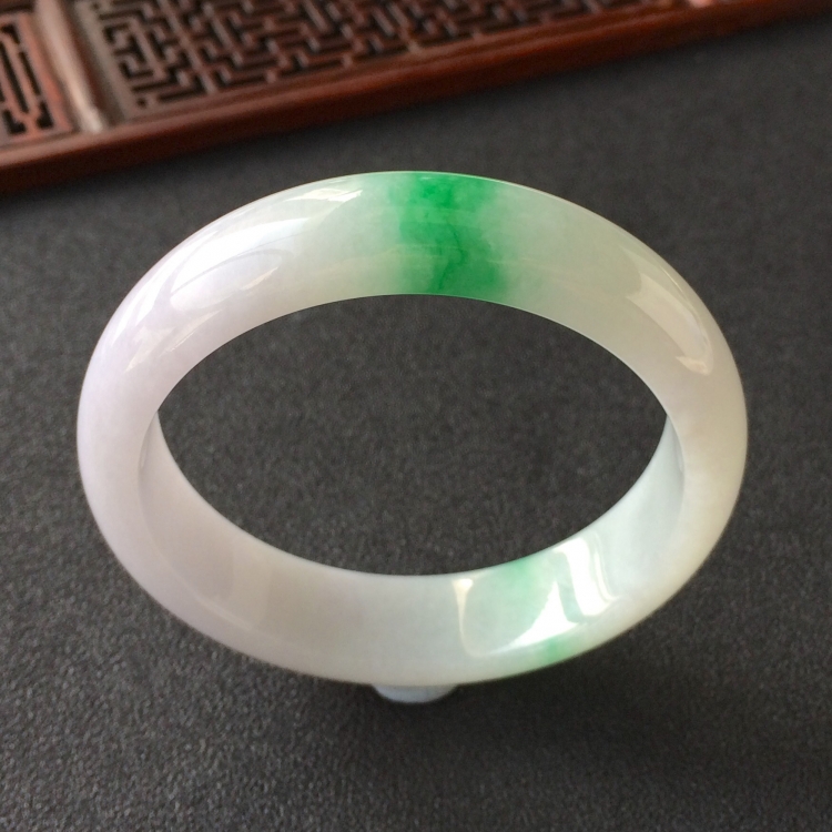 (超值推荐)糯冰种淡春带彩手镯(55.4mm)