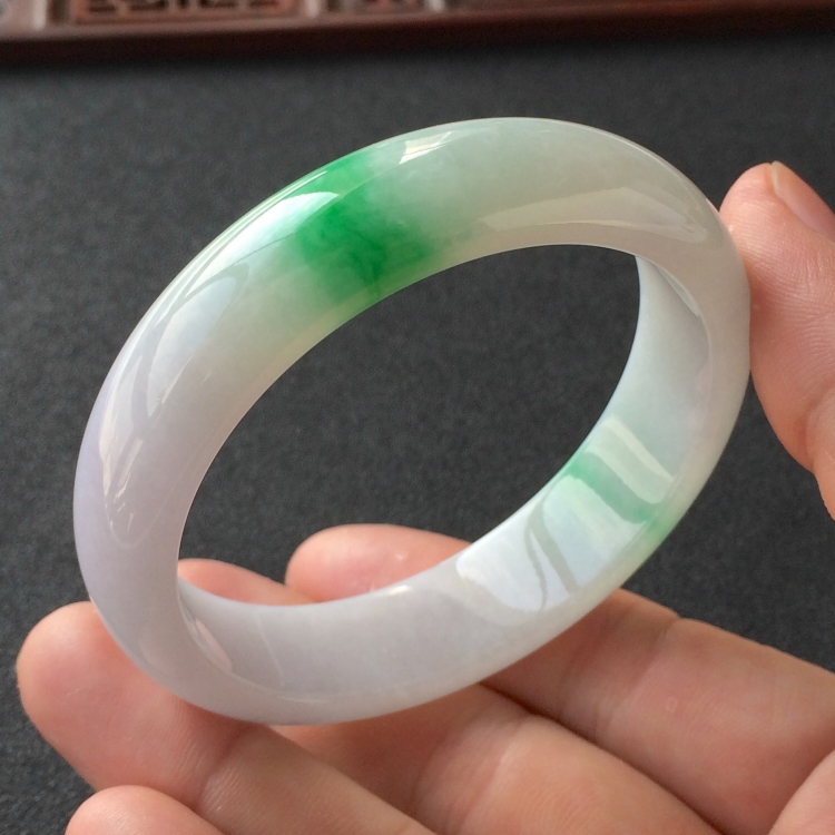 (超值推荐)糯冰种淡春带彩手镯(55.4mm)