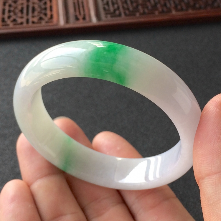 (超值推荐)糯冰种淡春带彩手镯(55.4mm)