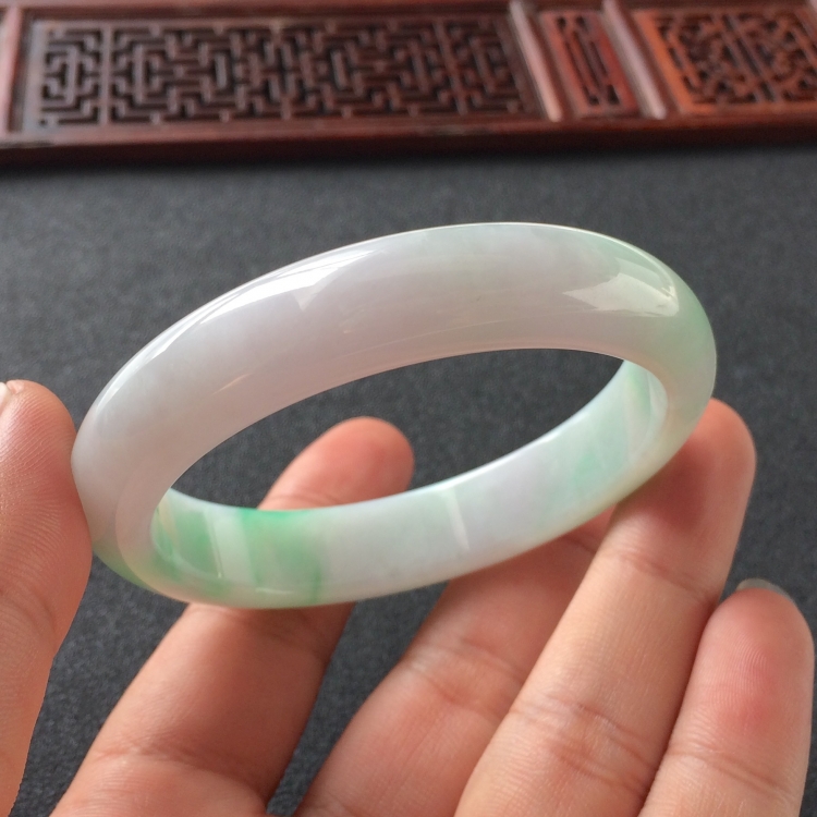 (超值推荐)糯冰种飘翠手镯(55.7mm)