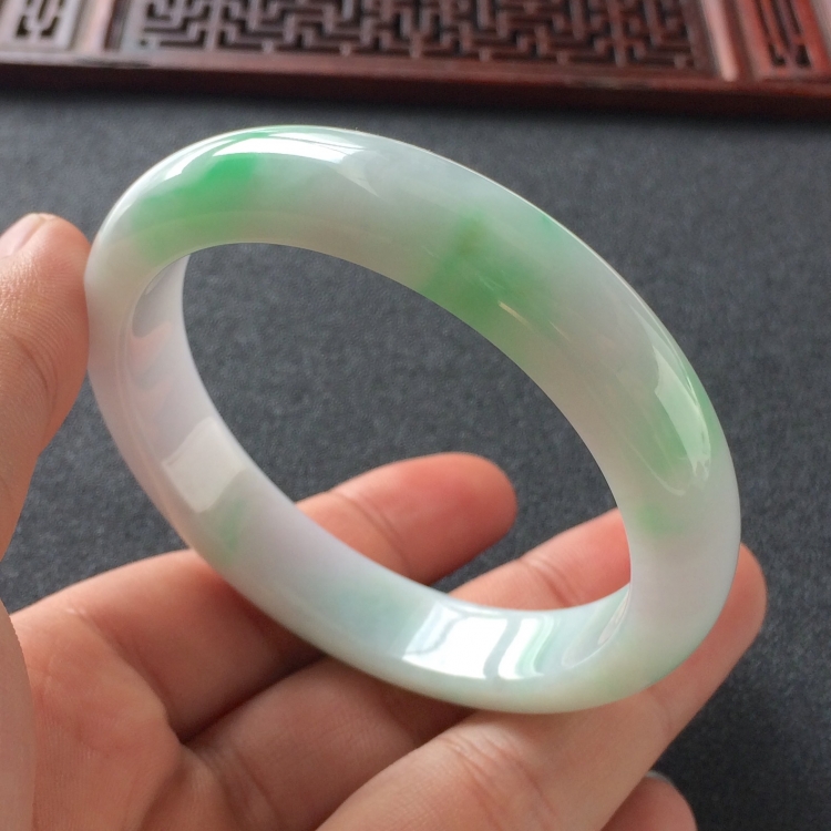 (超值推荐)糯冰种飘翠手镯(55.7mm)