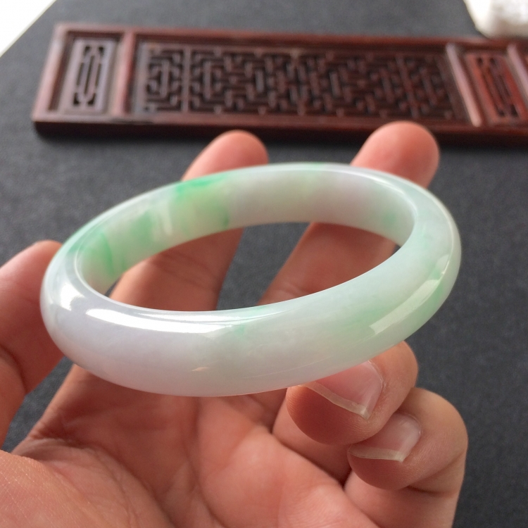 (超值推荐)糯冰种飘翠手镯(55.7mm)